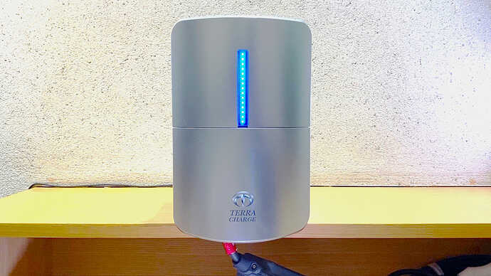 充電中は液晶の色がブルーになります。