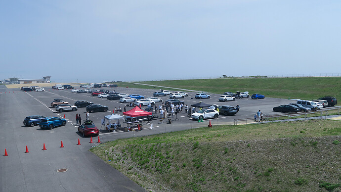 会場は広大な海辺の駐車場でした。