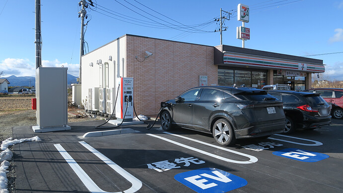 セブンイレブン郡山南インター店の150kW（2口）器。