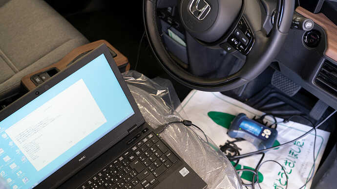 車にパソコンを接続してプログラムを書き換える。