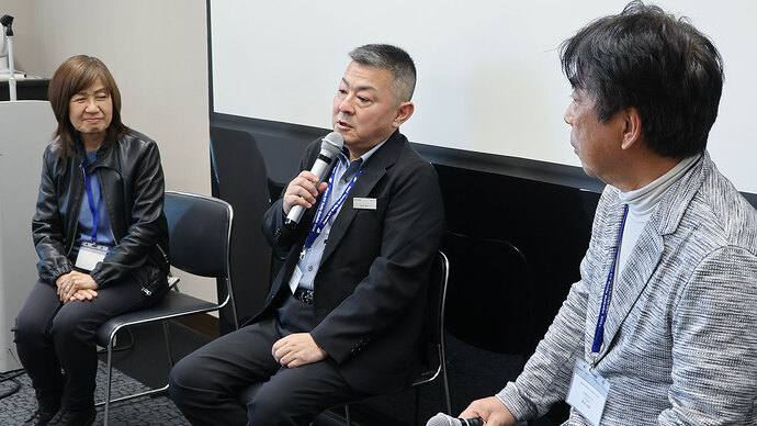 EVオーナーインタビューに協力してくれた中村さつきさん（左）と、山口太一さん（中央）。