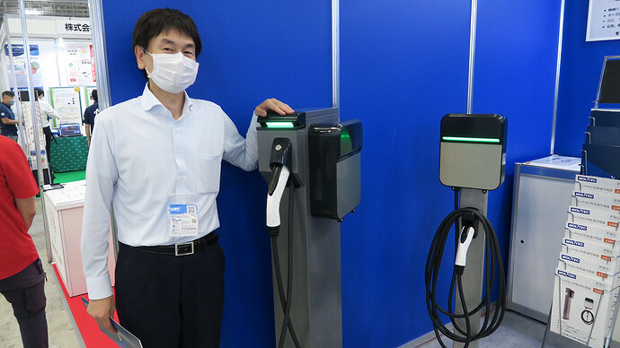 新製品の6kW器を紹介するモリテックスチールの濱田康宏さん。