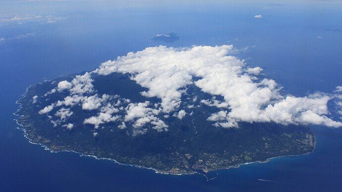 島のカタチはほぼ円形。中心に聳える標高1936mの宮之浦岳は九州最高峰。