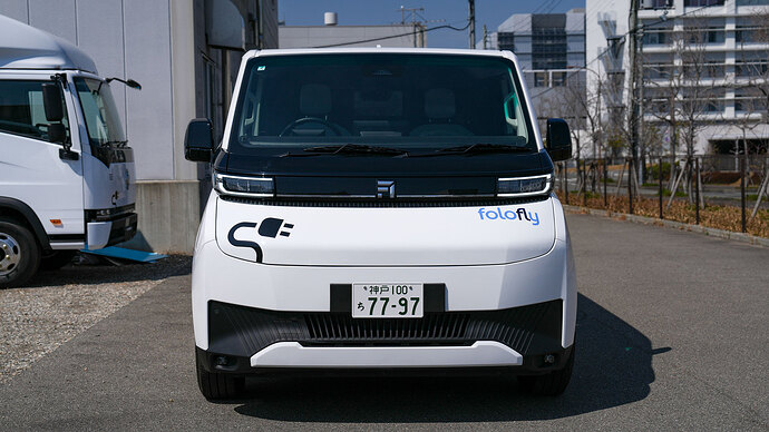 クリーンなフロントフェイスデザイン。個人ユーザーからも支持を受けそう。注意点は1,980mmという車幅。