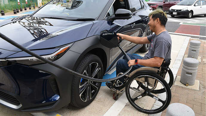 複数台設置で駐車区画が広い三芳PAでは問題なく乗降できました。
