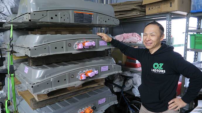 バッテリーケースのサイズは24kWh＆30kWhも40kWhもほぼ同じ。62kWhは数cm厚い。増量サービスに向けて、15〜20台分のバッテリー在庫はあるそうです。