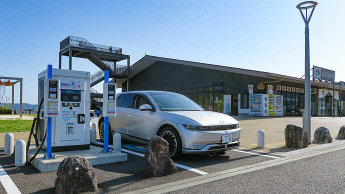 新東名長篠設楽原PAにて急速充電。