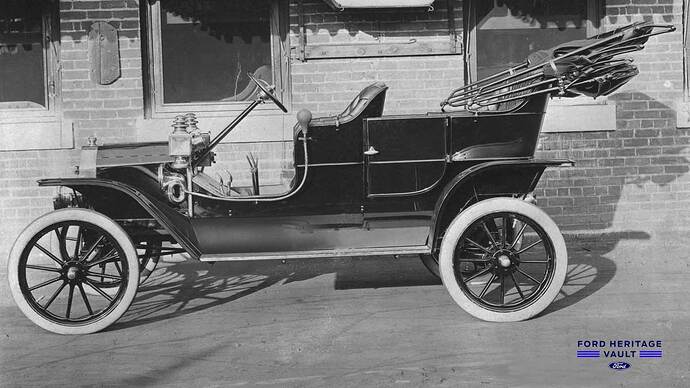 1908年のT型フォードツーリング（FORD MEDIA CENTER）