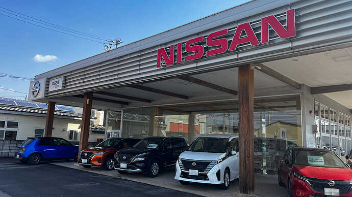 青森日産三沢店で充電。さっきの雨はなんだったのか……という青空。
