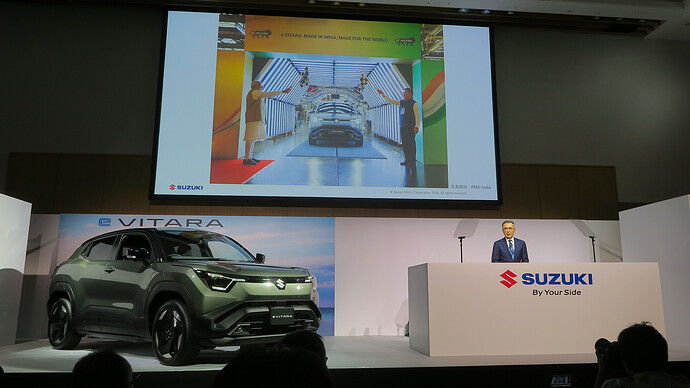 日本発売を発表する鈴木俊宏社長。