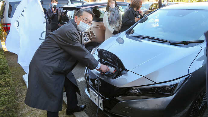 大澤常務理事が充電開始のデモンストレーション！