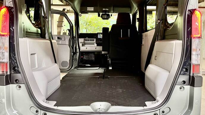 N-VAN e:もリヤタイヤハウスの張り出し具合は一緒です。荷室の最大幅は130cm、最小幅は90cm、奥行きは81cm、リヤシートを倒した場合のリヤシート背もたれ前端までは138cmでした（いずれも筆者実測値）。