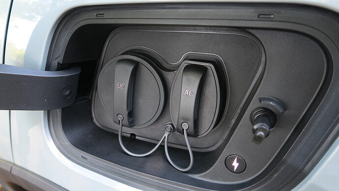 キャップに「DC」と「AC」の表示が追加されていました。DC＝急速充電（CHAdeMO）、AC＝普通充電（J1772 Type1）です。