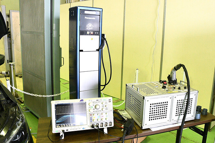 普通充電器製品のJARI認証を行う装置。