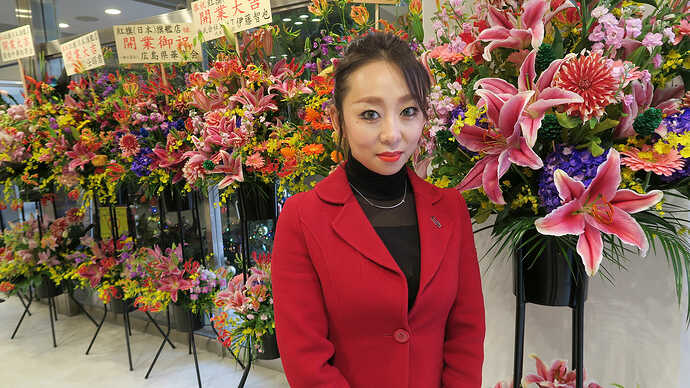 紅旗エクスペリエンスセンターチーフの張麗明さん。コロナ禍もありショールームは当面完全予約制。ウェブサイトは現在準備中ということで、予約は電話（TEL:06-6429-8883）にて。