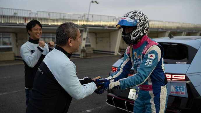 ゴール後、観戦していたヒョンデモビリティジャパンの七五三木社長から祝福を受ける小峰選手。