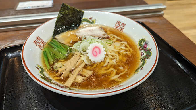 「道の駅なみえ」内にある人気ラーメン店「ひろ田製麺所」。魚介のダシがしっかりと効いたクリアながら奥の深いスープと、コシがあり小麦の風味豊かな太い縮れ麺との相性が抜群の一杯。750円。