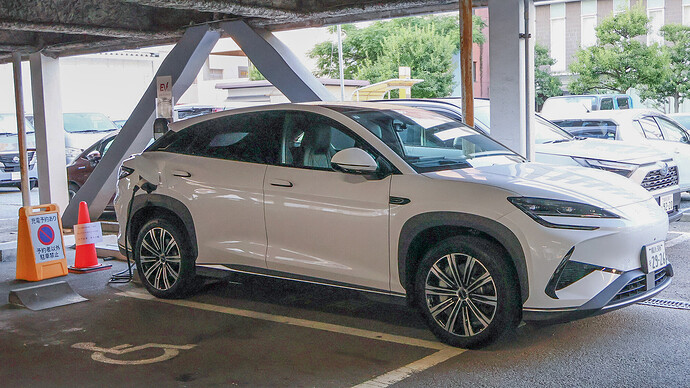 6kWの普通充電器はe-Mobility PowerとEV充電エネチェンジの認証に対応。到着時に36%だったSOCは翌朝には100%に。