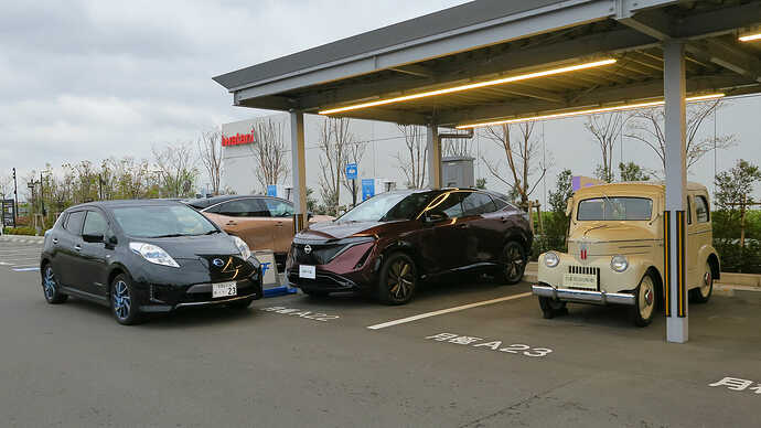 この日の試乗会場には電気自動車「たま」もお目見え。編集長のマイカーリーフとともに、日産三世代のEVを並べてみた。