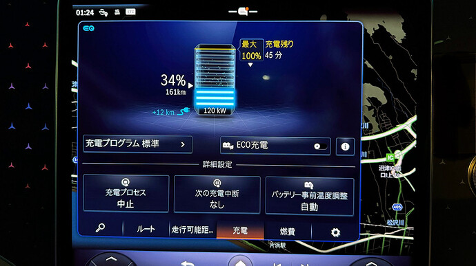充電中のセンターディスプレイ。電池マークの下に出力表示がある。助手席側のスターマークがアンビエントカラーに合わせてカラフルに光っている。