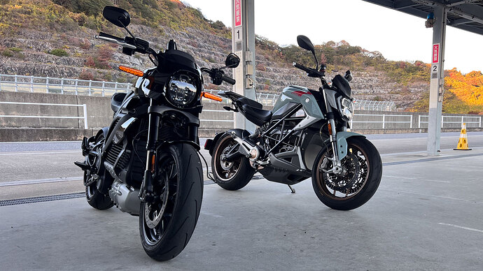 ライブワイヤーワンとゼロSR/F。