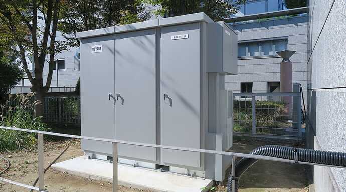 蓄電池は充電器脇の建屋裏の見えにくい場所に設置。見えにくい場所なので、カッコよくデザインされた筐体ではなくしてコストを節約していました。