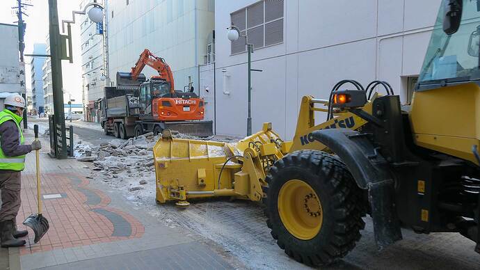 翌朝、路肩に凍結した雪の除雪というか除氷作業に遭遇。期待した雪は降らなかったけど、北海道の真冬の厳しさを感じました。