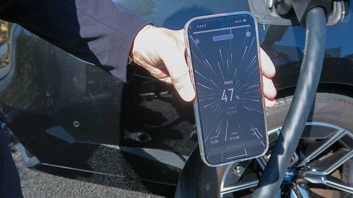 伊藤CEOがBMW『I7』で充電実演デモ。2台同時充電でSOC50％近くでありながら、94kWの出力が出てました。