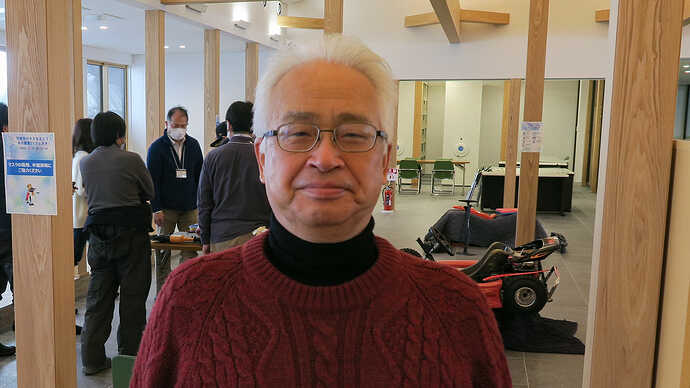説明会と同日同会場で開催された『冬の飯豊EVフェスタ』の激励に駆けつけた、カジュアルなセーター姿の後藤町長。