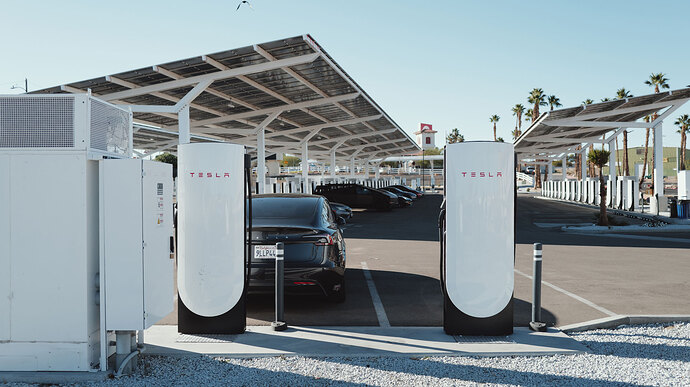 巨大な充電ポイント、バーストウで充電。