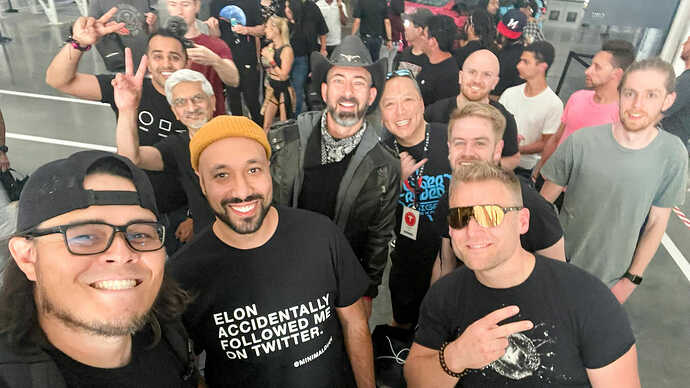 John Stringer氏（写真左端）と、テスラオーナーコミュティのキーパーソンやインフルエンサーの皆さん。