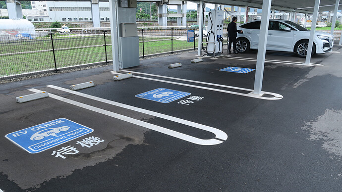 私の経験上、日本で一番広々とした急速充電スポットです。