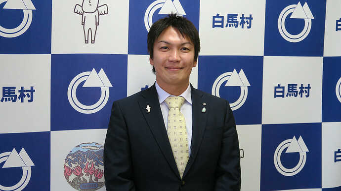 しろうま荘のご主人でもある丸山俊郎村長。