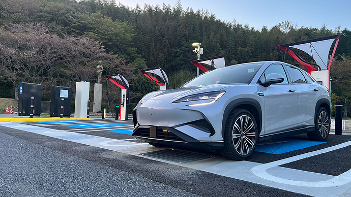 下松SA上りには赤いマルチ（1基当たり最大150kW、4基合計で400kW）が4基設置。