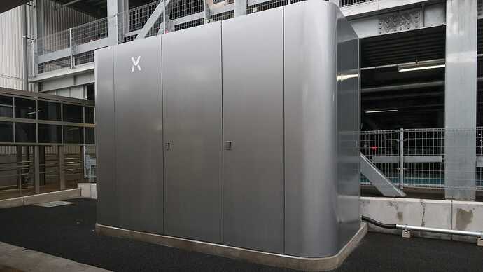 蓄電池は充電ポストから離して設置できるので、レイアウトの自由度が高いのもハイパーチャージャーの長所。
