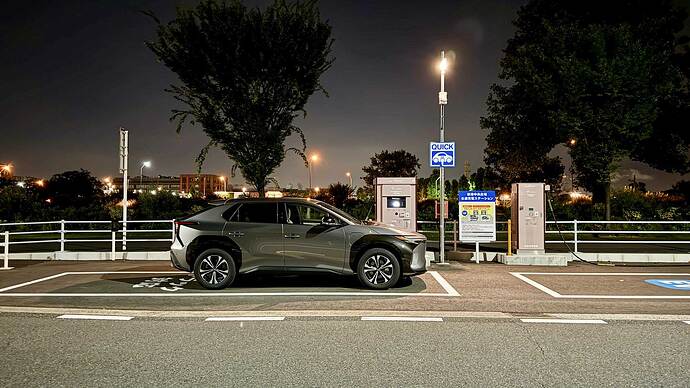 新港中央広場の150kW充電器の方は、トラックの充電にも対応するスペースが確保されている。