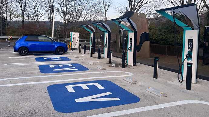足柄SA下り線。複数口の経路充電スポットが増えると、35.5kWhのHonda eでの遠出も安心感が高まります。