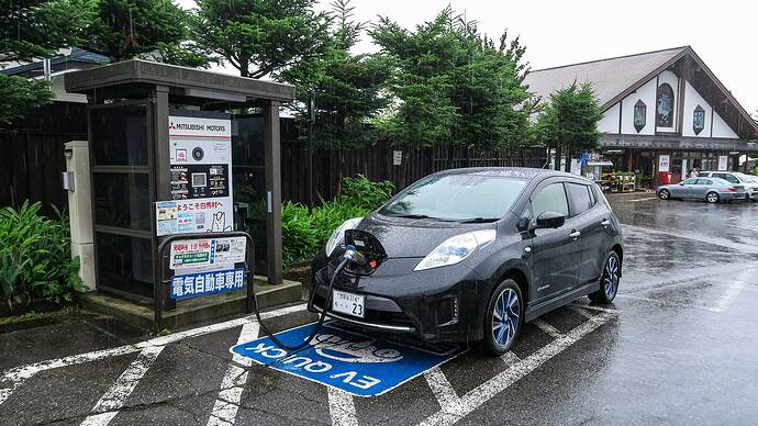 道の駅白馬村の急速充電器。出力25kWと非力なのが今となっては悩ましいところ。