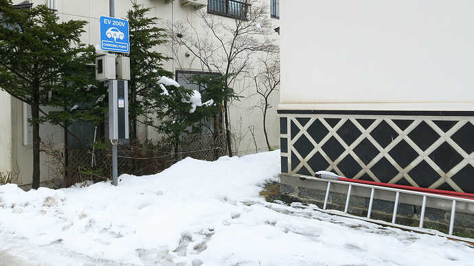 しろうま荘はケーブルを備えた充電器を設置。