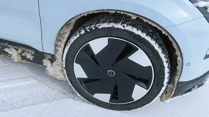 EVで雪道走行の際は、タイヤハウスの凍結にご注意を。熱いエンジンがないから大きな氷塊になりやすいです。