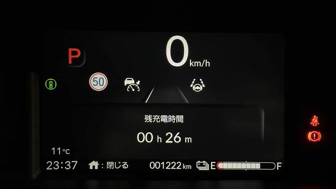 充電中のドライバーディスプレイには「残充電時間」や「バッテリー温度」の表示がありますが、充電出力表示はありません。