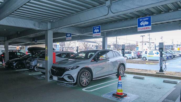 会場のホテルに隣接したホリデイ・スクエアには、なんとEV充電エネチェンジの6kW普通充電器7台がズラリ。EV専用区画になっていました。