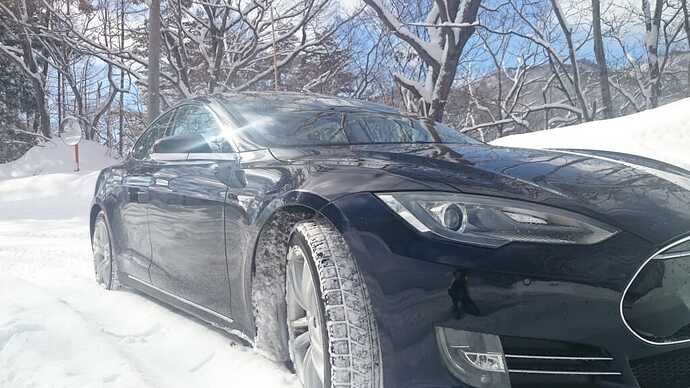テスラモデルSと雪道