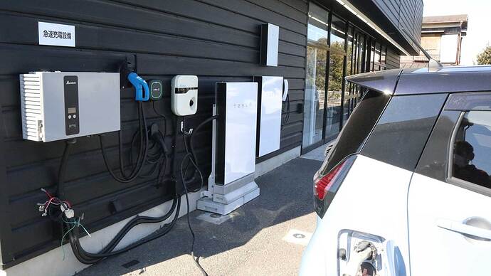 店舗には実際に使用できるさまざまな充電器が設置されていました。