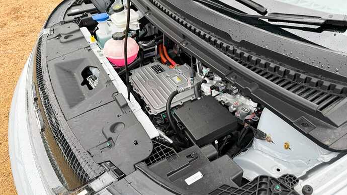 0-100km/h加速は、スタンダードが12.3秒、ロングレンジが7.3秒。スタンダードはコンパクトクラスに見合う十分な動力性能、ロングレンジはスポーツカー並みで高速道路でも力不足を感じることはない。