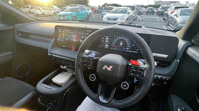 検証車両は初回限定グレードの「First Edition」。サイドステップに専用ステッププレートを採用。専用バッジはマグネット式なのでくっつけておくこともできます。