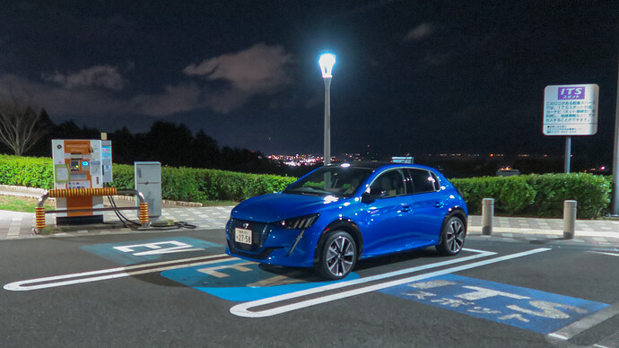 2020年12月のe-208急速充電風景（駿河湾沼津SA）。当時は最大50kWで不満を感じるケースはそんなにありませんでした。
