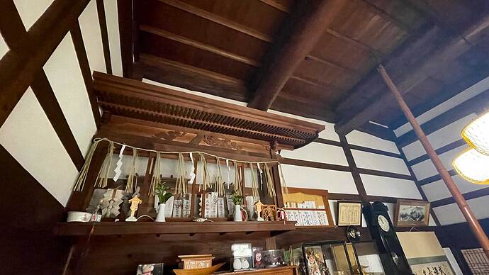 近くには豪農の館という観光スポットもありますが。米農家である亜由美さんのご実家は、まさに豪農の館って感じの立派なお宅でした。