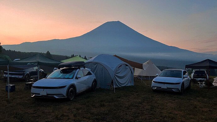 最終日の朝も富士山の見事な眺望が。日曜夕方、急遽参加を決めた著者陣の篠原知存さんが、Slackで送ってくれた写真です。