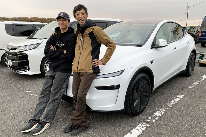 この日一緒にレースをしていたのは次男の青木聖寅さん、18歳。現在仮免許を取得し、まもなく免許を取得する予定。免許を取得して早くこのモデルYに乗るつもり、とも。